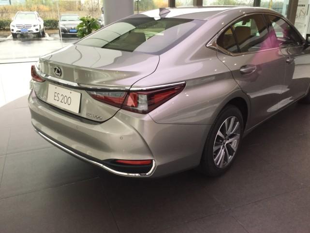 雷克萨斯es200进店实拍配led光源银色车身很大气