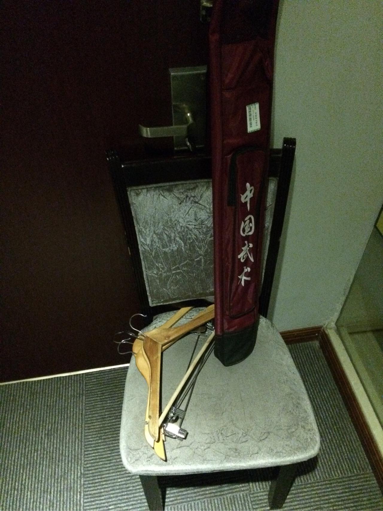 住酒店时,半夜有人敲门并在门口发出动门锁的
