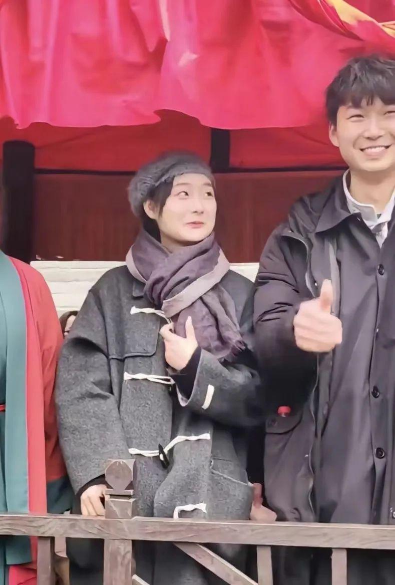 "开封王婆"真名赵梅,现年61岁,是万岁山武侠城景区的一名演员,负责