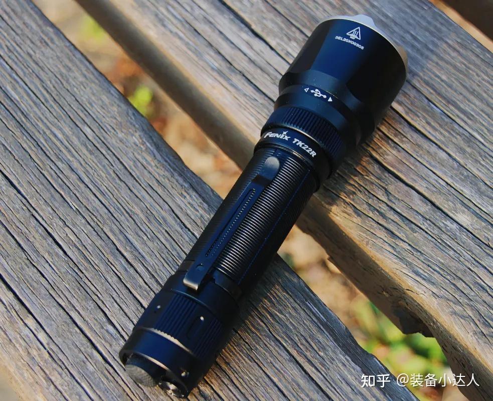 测评丨划破黑夜安全加倍fenixtk22r战术手电测评