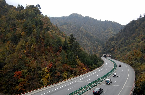 怎么看待西汉高速秦岭隧道重大车祸,道路设计是否有问题?
