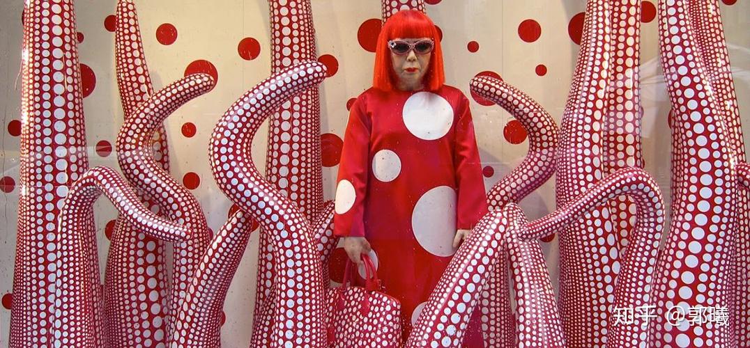 kusama-草間彌生」你可能很快會想到一個人色彩,豔麗的色彩波點,密集