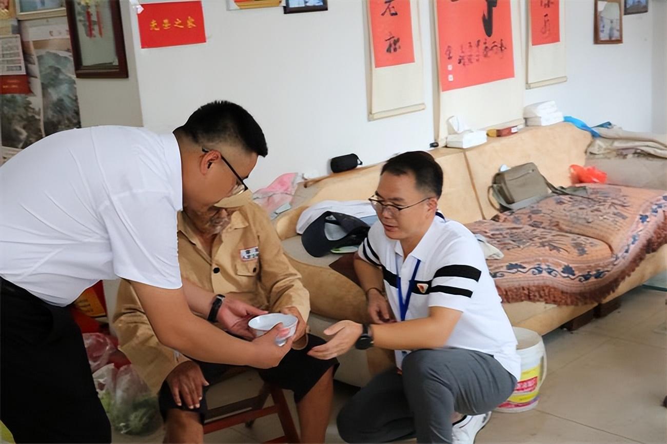 雨滴公益中心(主任)會長陳瑞玲一行來到浮來山鎮邢莊一村老黨員藺守仁