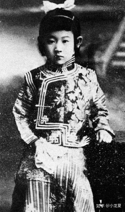 6岁被当玩物送人17岁被养父强暴川岛芳子从此剃头做汉奸