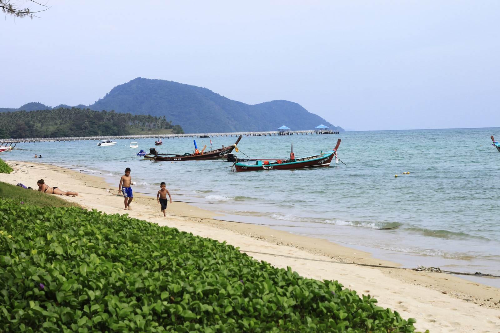 拉威海滩位于普吉岛的南部海岸,这里的沙滩沙质细软洁白,海浪层叠,且