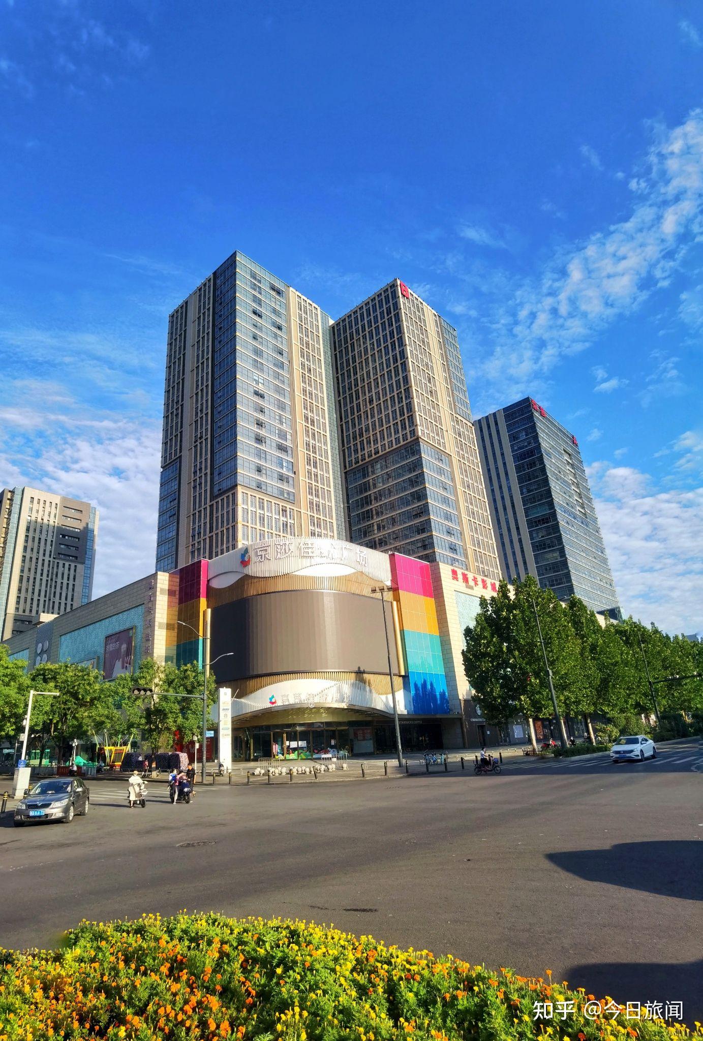 时隔1年重游河南郑州在二七区内的街道上漫步收获雨后的美景