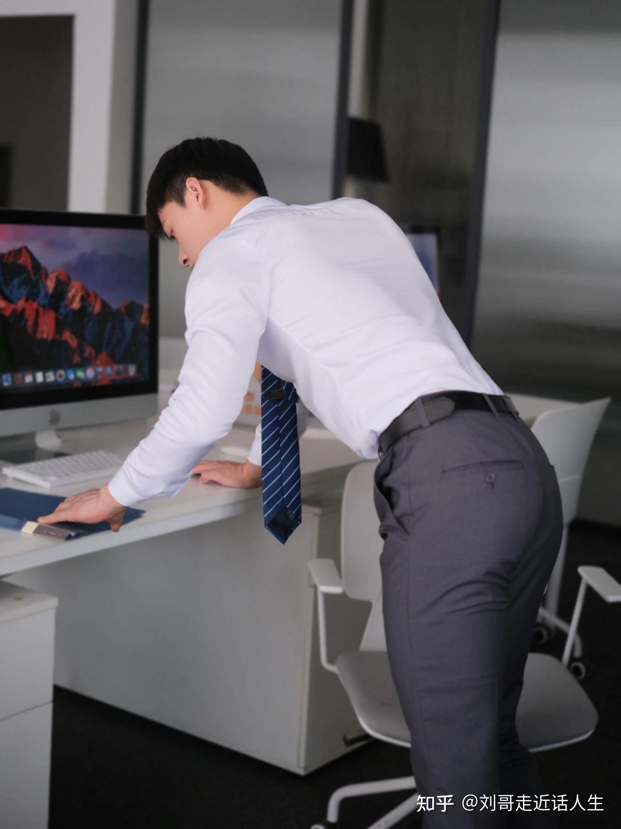 这个正装翘臀小哥终于扒到了! - 知乎