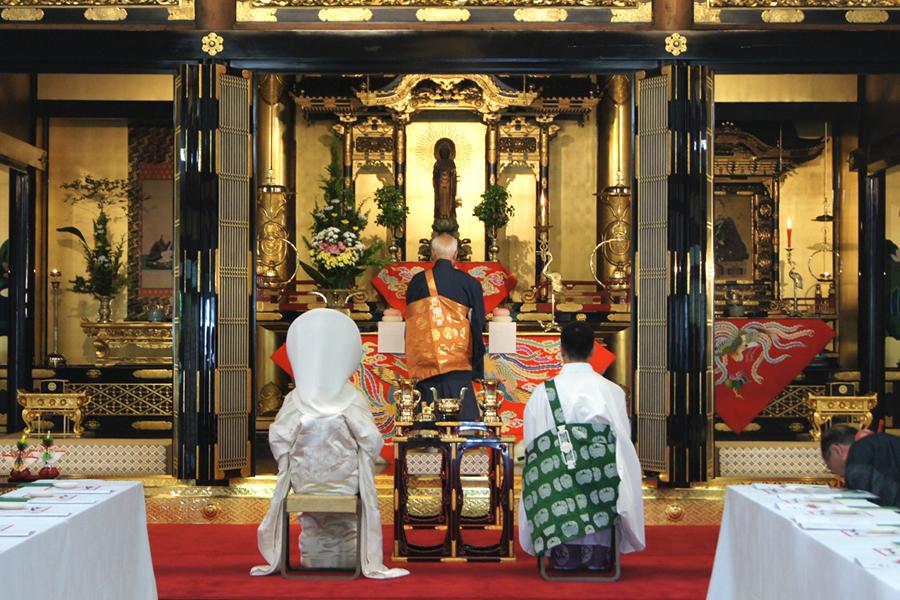 照片来自真宗大谷派札幌別院佛教婚礼双方获得佛祖的祝福,在寺院举办