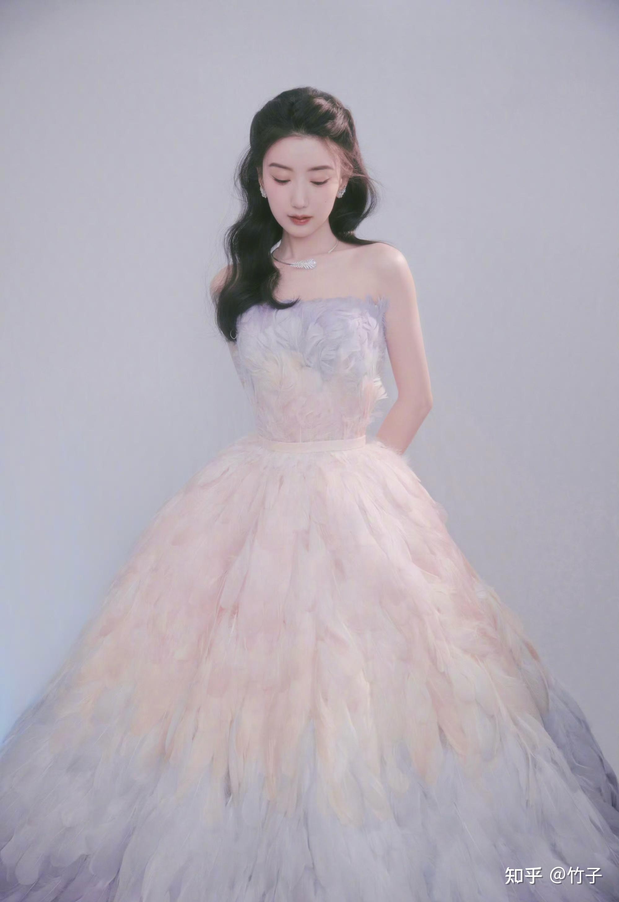 毛晓彤最新美照分享一袭梦幻粉紫色羽毛礼服裙仙气飘飘美极啦