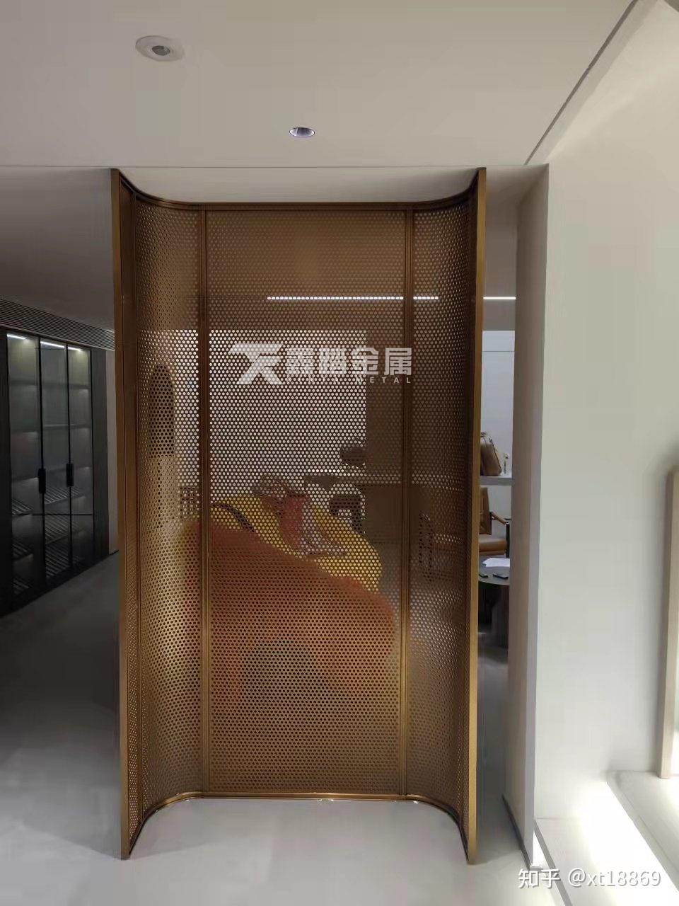 款式新颖的弧形不锈钢镂空花格安装效果图 酒店会所不锈钢屏风