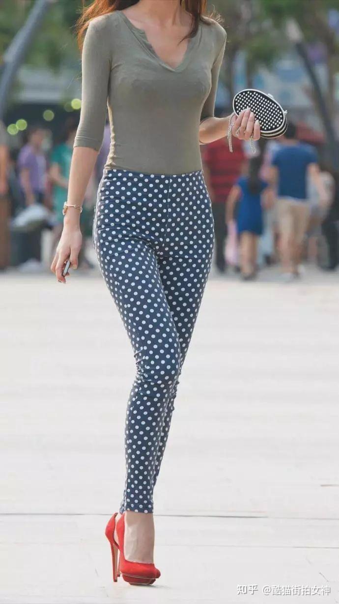 街拍女神:波点紧身裤红色高跟鞋的苗条女生