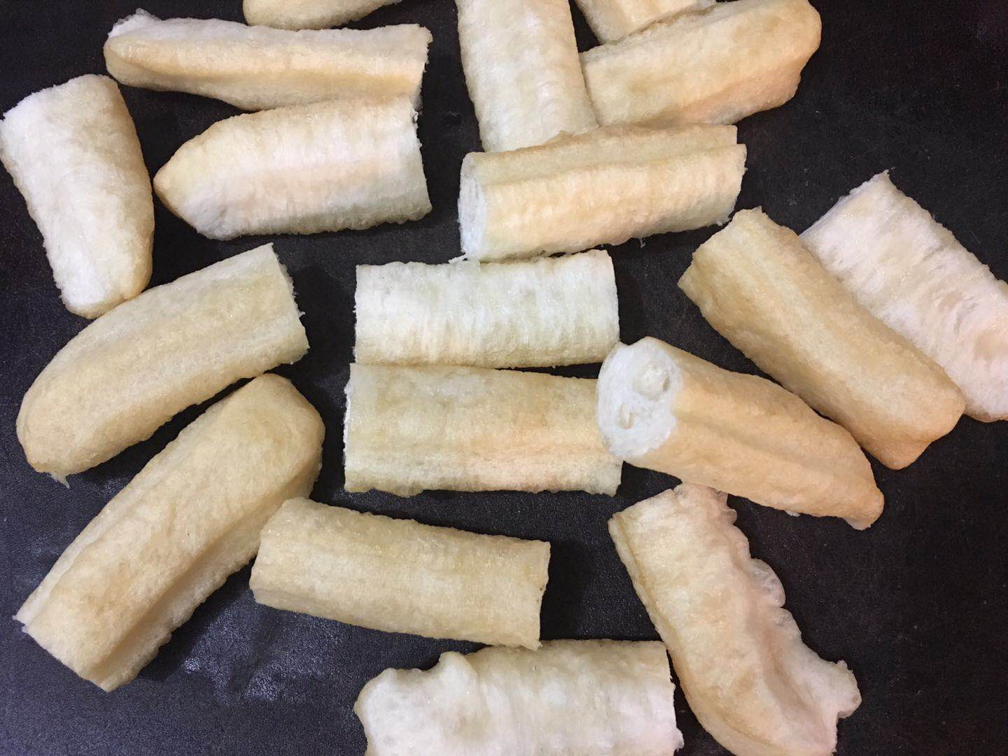 说好的油条红椒切片马蹄切片加盐,生抽,生粉,水,糖搅拌均匀腌制半小时