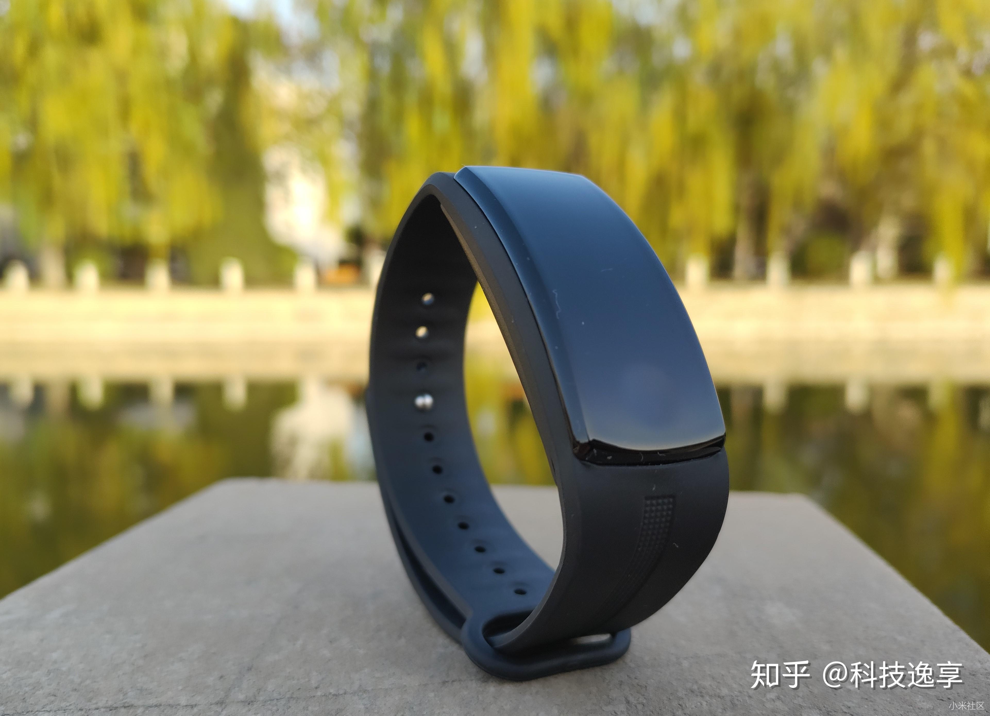 【外观】咕咚手环包装盒采用了白色极简的风格,从包装盒上就可以很