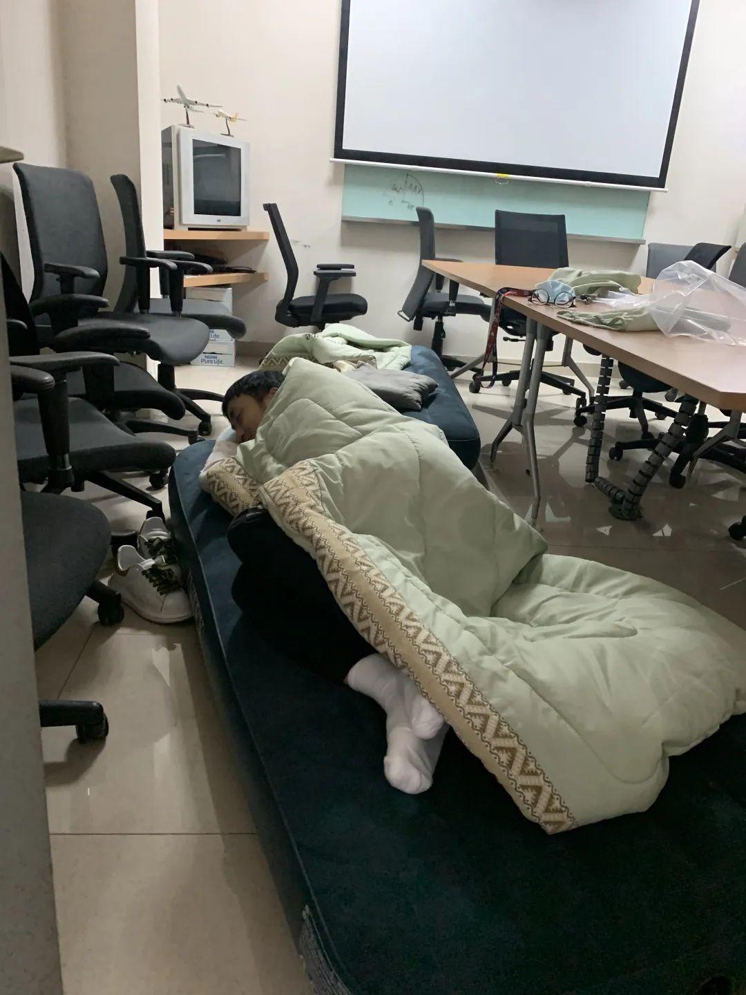 在办公室席地而眠