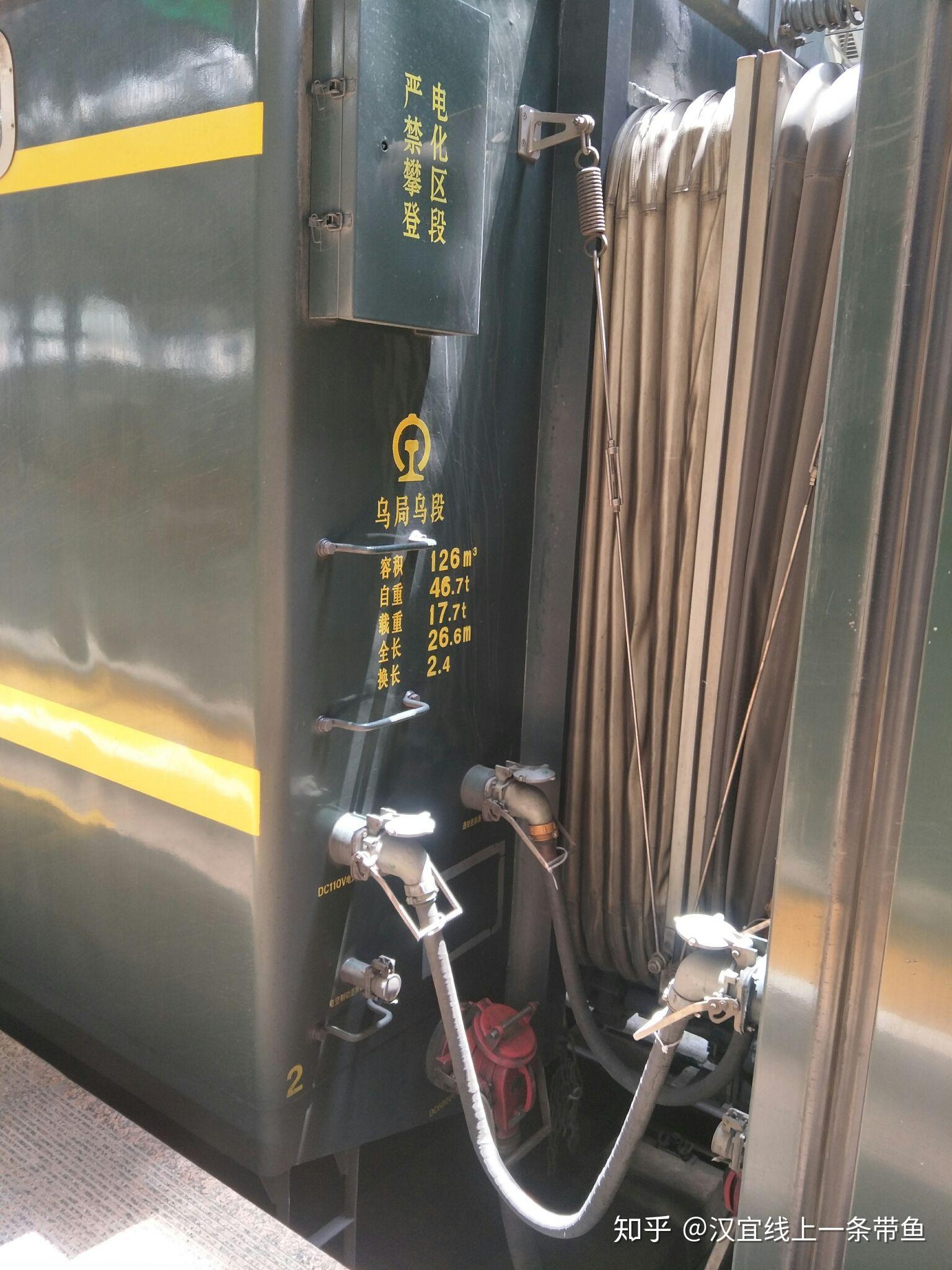 着一列25t型客运车辆,是担当的乌鲁木齐→汉口的z294/1次站台小盘终于