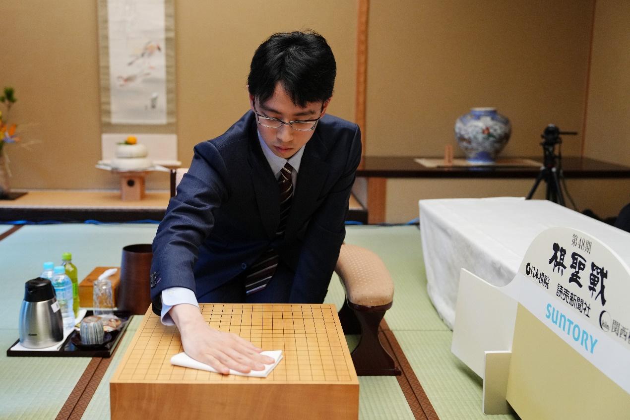 围棋比赛的细腻文化之味日本棋圣战第一局一力辽先胜井山裕太