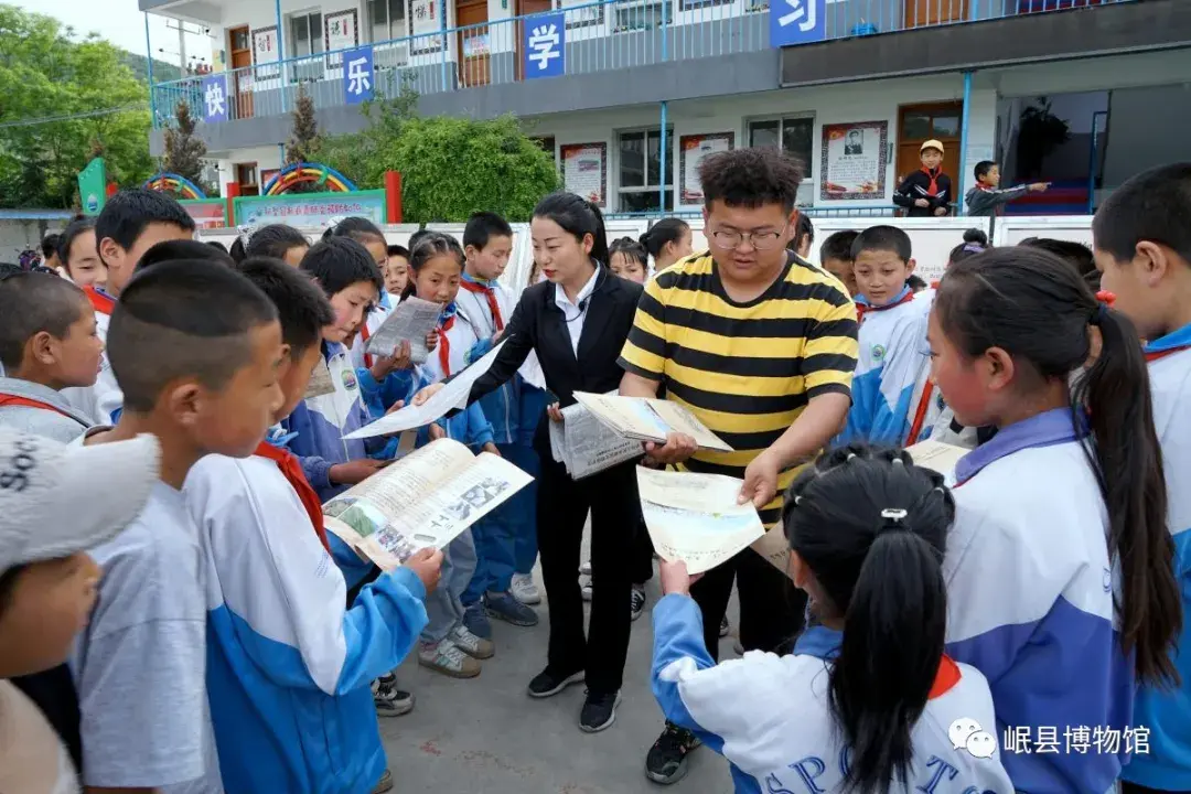 9日,岷县博物馆"流动博物馆"先后走进岷县十里镇中心小学和岷县幼儿园