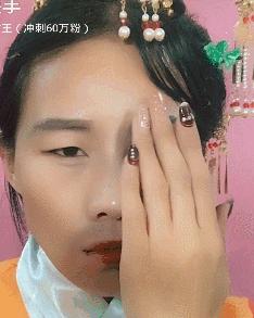 她的仿妆堪比变脸拥有90万粉丝的百变女王丁兰仿妆堪称一绝