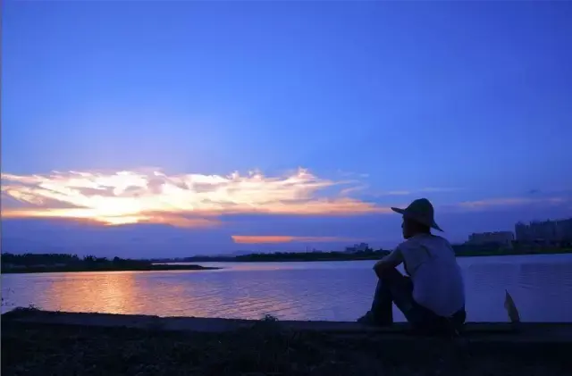 夜晚两岸灯火阑珊,独坐江边,一杯啤酒,夜色明媚,好一幅江水画廊!