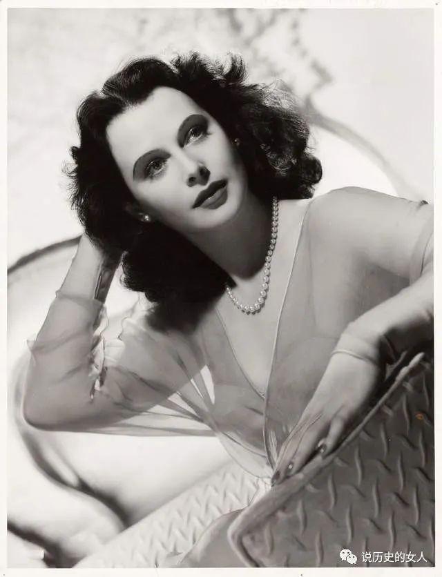 她是世界首位全裸出镜女星一个吻卖35亿搞发明被誉wifi之母