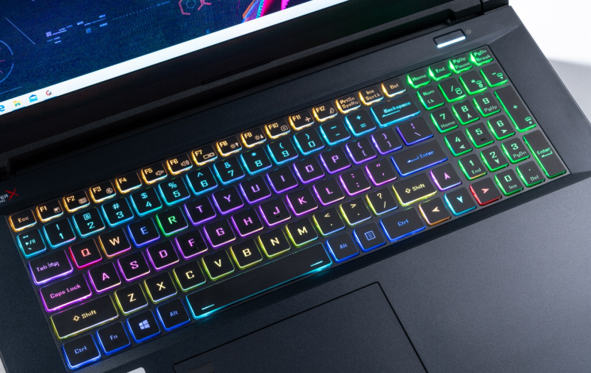 雷神911 p1 plus的屏幕侧边只有5mm,配合17.