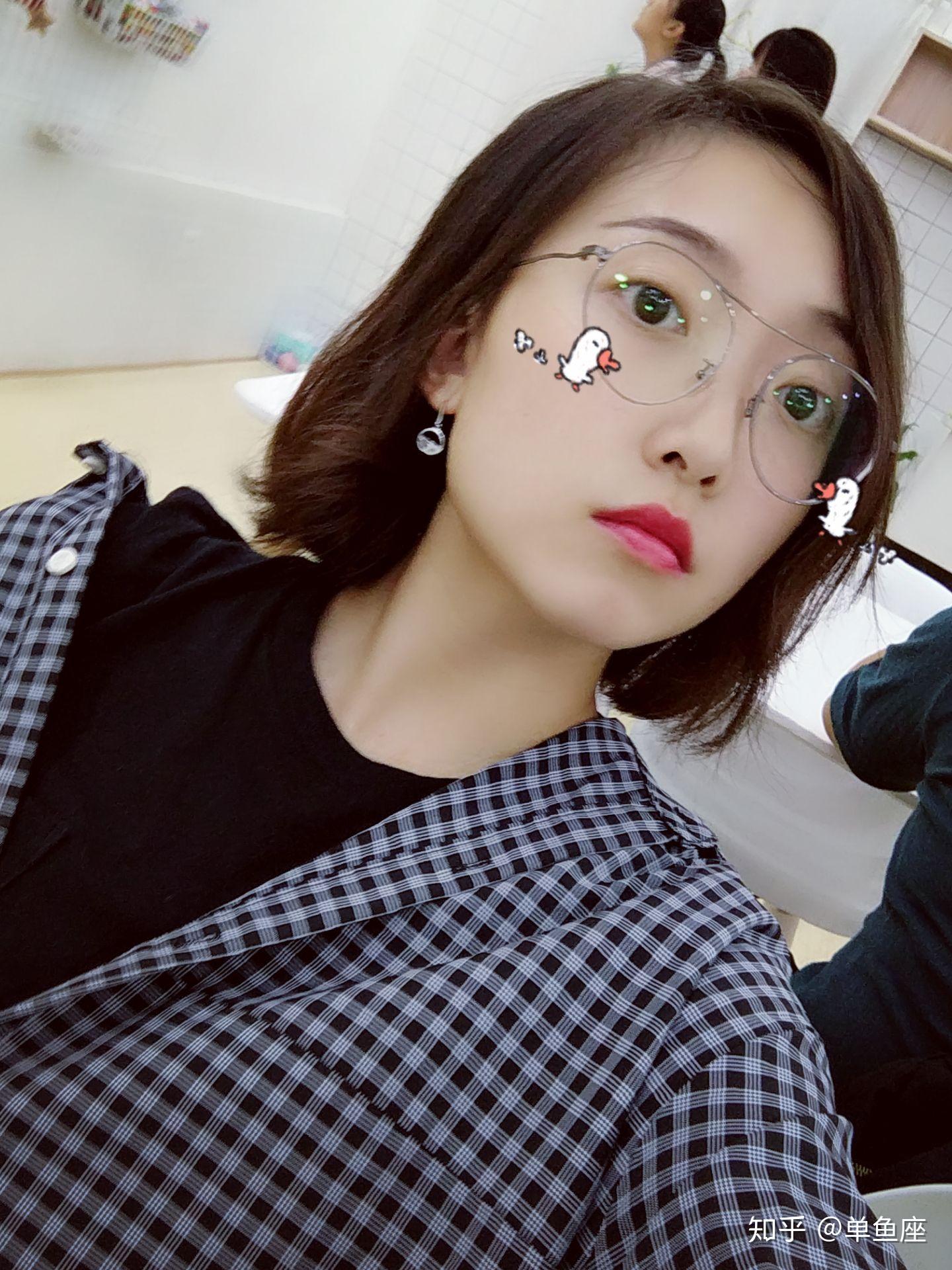 戴眼镜的短发女生如何自拍漂亮好看