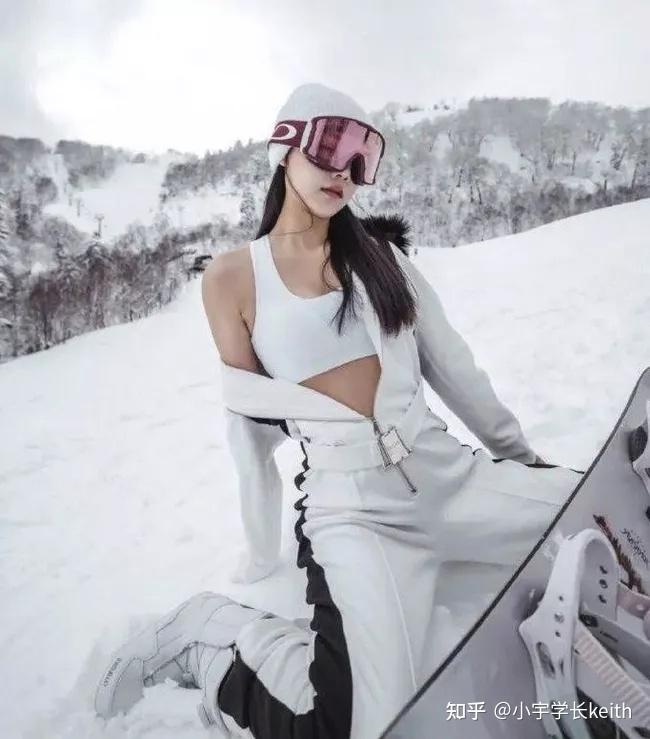 在滑雪场拍半裸照成为这届年轻人的新爱好