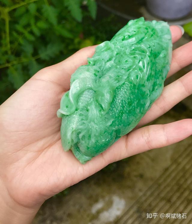 翡翠原石木那包浆皮有松花就有绿做个手把件完美