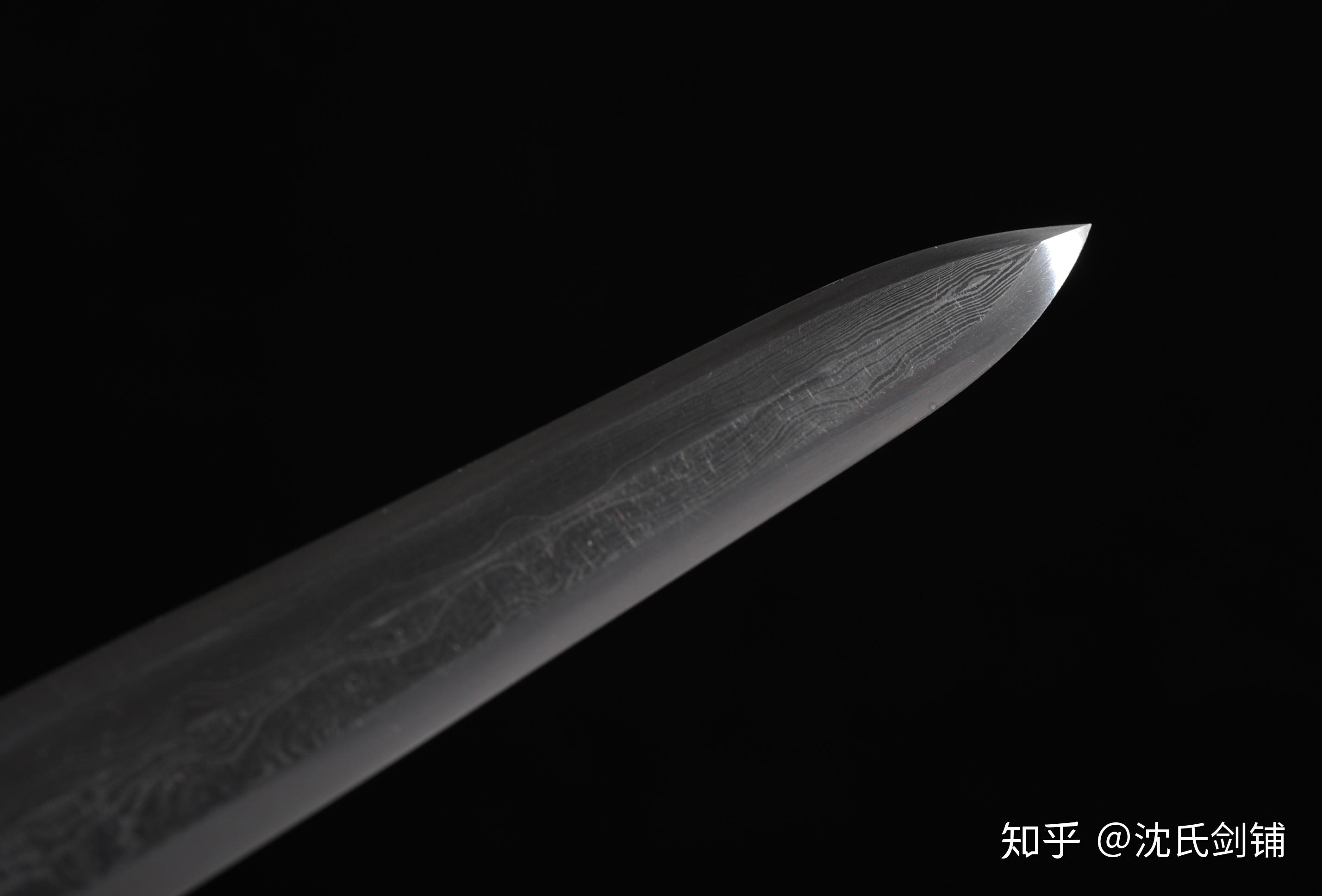 鱼肠剑,古代名剑,专诸置匕首于鱼腹中,以刺杀吴王僚,故称鱼肠剑,是为