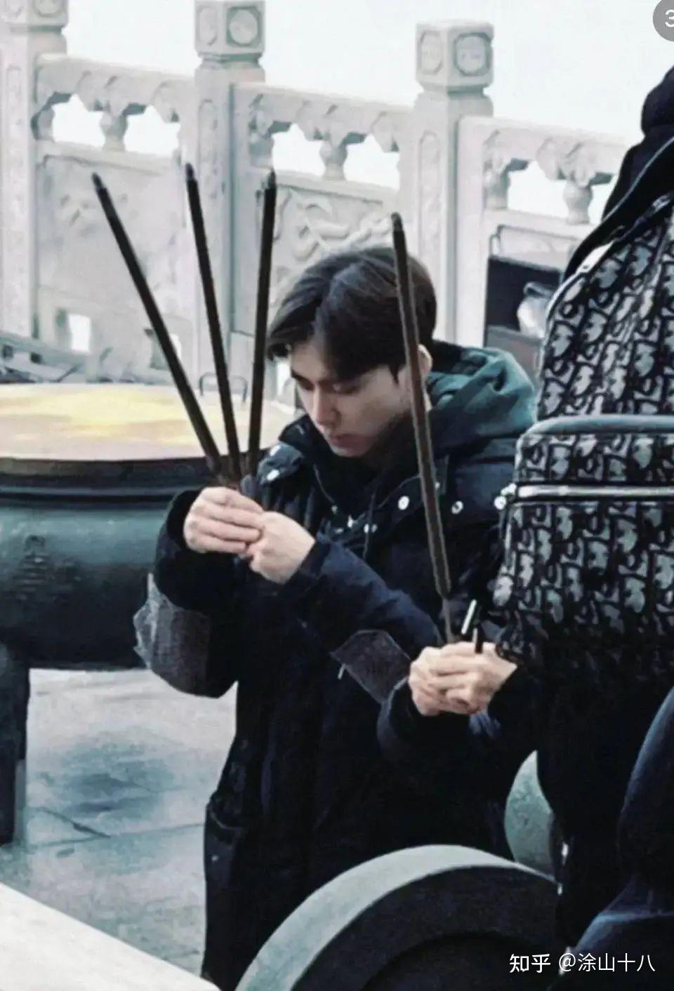 李易峰日本回国,生图黑眼圈厚重反差大,眼神呆滞全程好冷漠 - 知乎