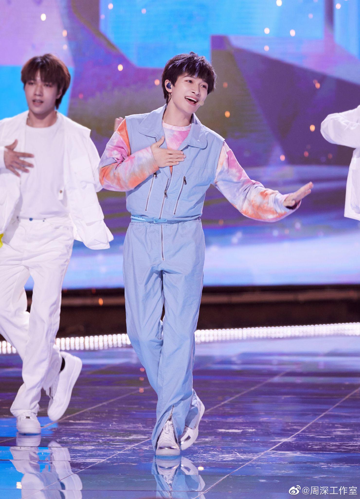 如何评价发起人周深多国语言唱跳版创造营2021主题曲我们一起闯