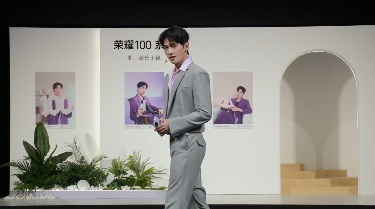 荣耀举行三周年新品发布会,携杨洋发布荣耀100系列及荣耀earbuds x6