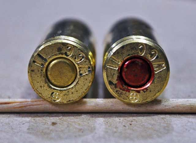 底火外面有铜或者钢做的薄外壳,里面装的是雷汞或者叠