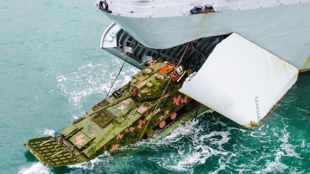 出事故了中国海军071型登陆舰被浓烟笼罩怎么回事