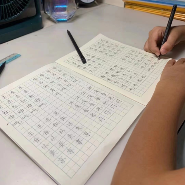 一年級小學生寫字慢怎樣在短時間內把字寫得快又好看