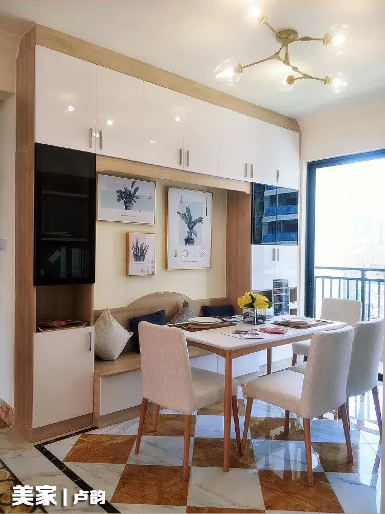 餐边柜配上卡座,卡座紧贴墙壁为餐厅留出更多空间,同时卡座下面也是一