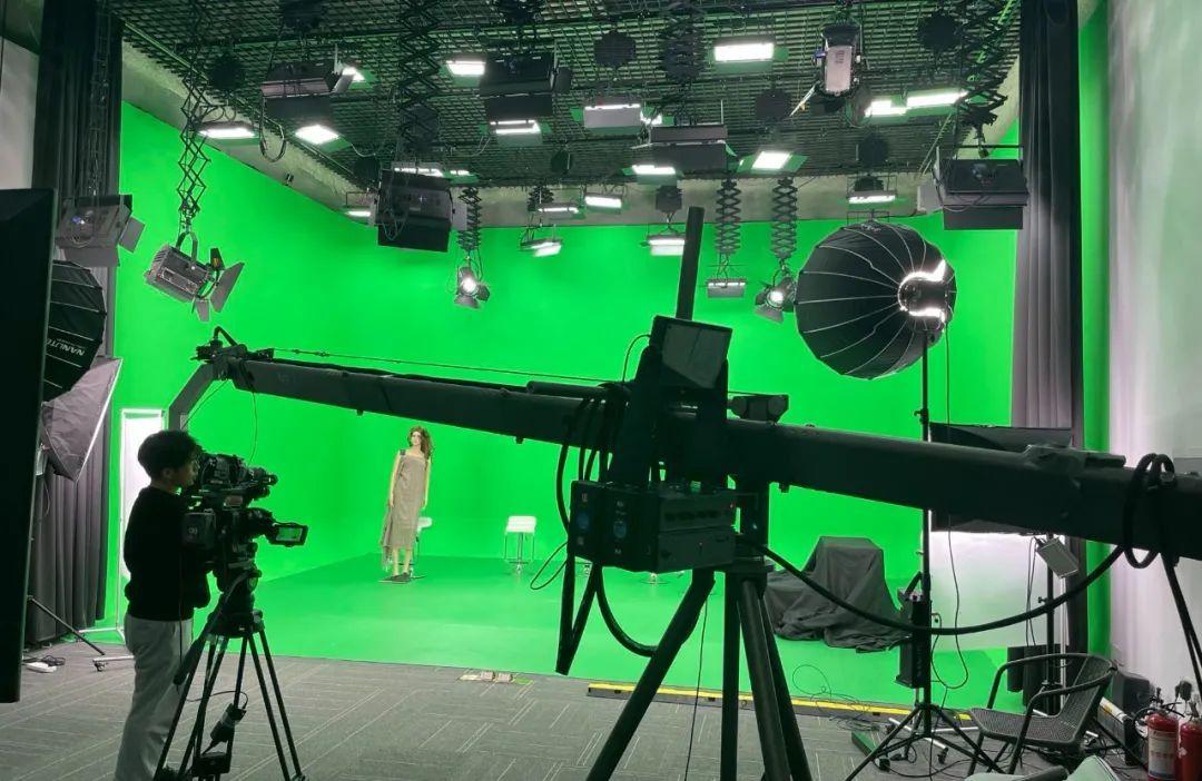 制片中心,影棚占地600平方,分别设立vip休息室,vip化妆间,数字影棚