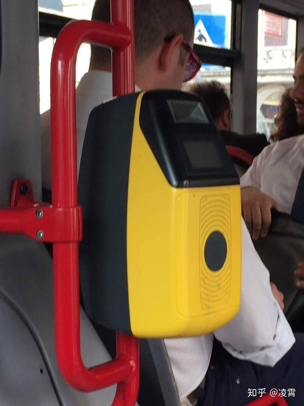 买了以后,上车你得找到一个打票机,塞进去打一下,再弹回给你.