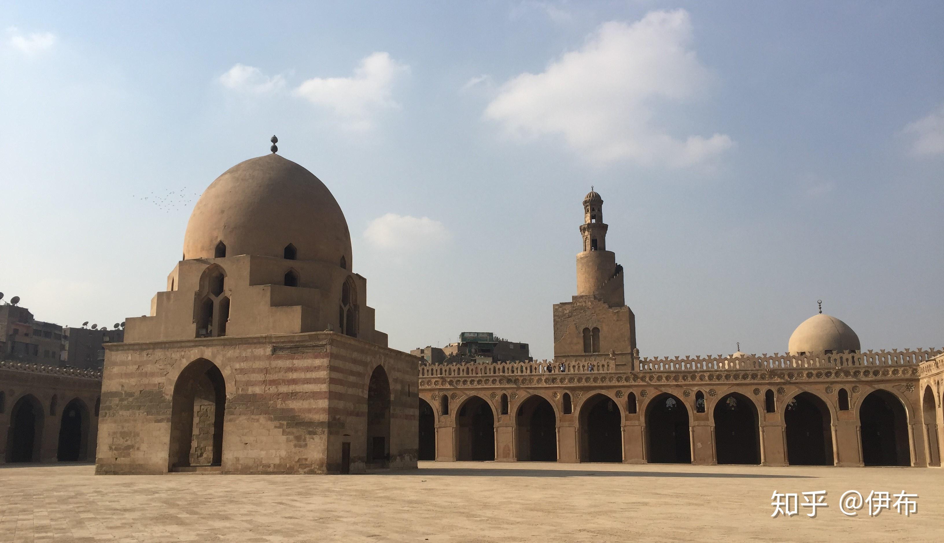 今天埃及五埃镑纸钞上还印有伊本图伦清真寺螺旋状的宣礼塔,这种在