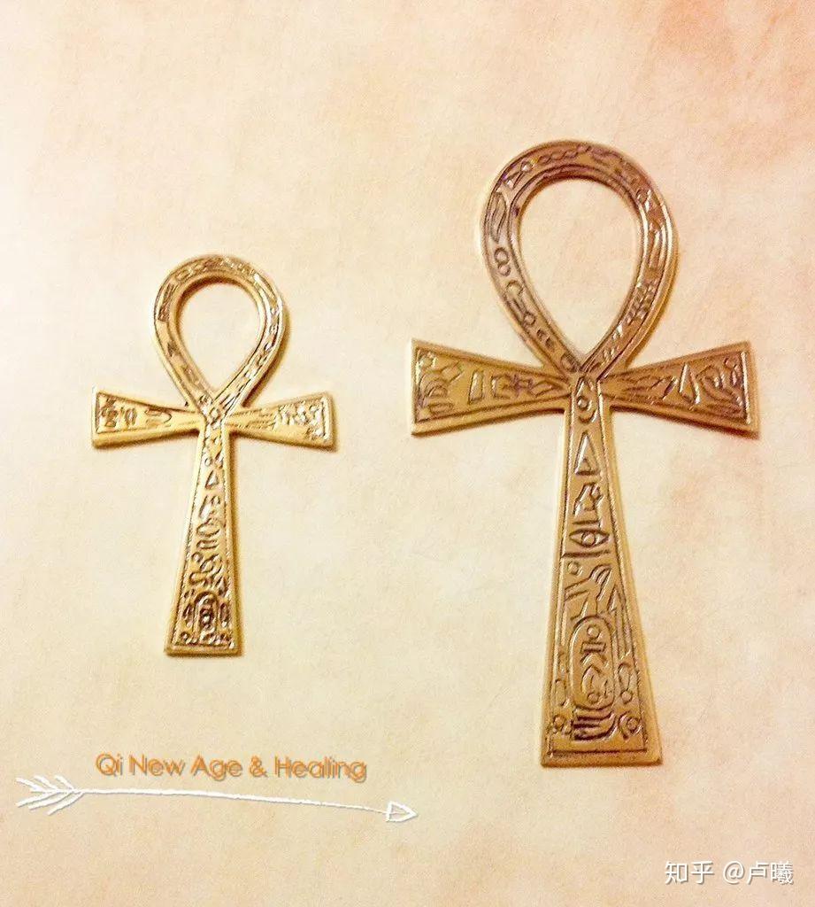 设计中融入了古埃及"安卡十字架"符号,密镶上许多黄钻.