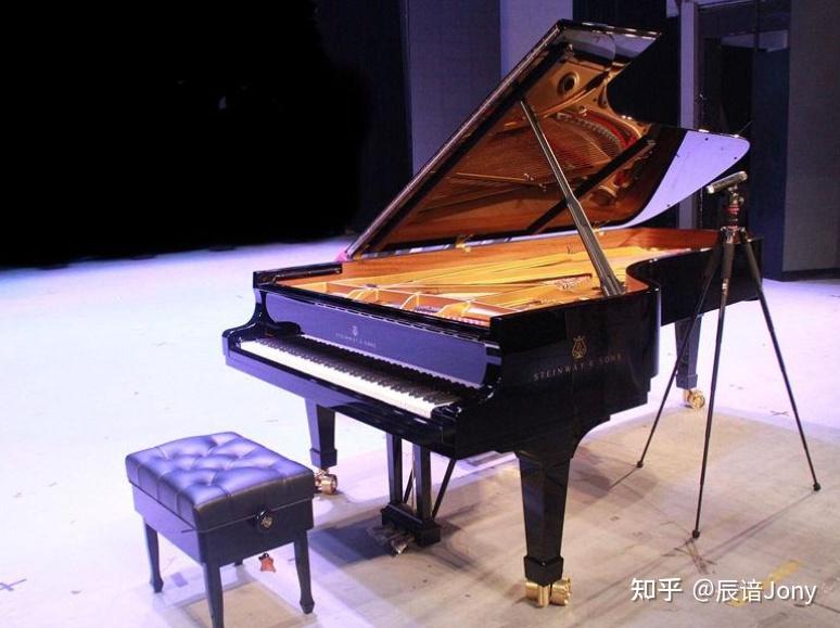 在立式钢琴上,中踏板被称作弱音踏板.