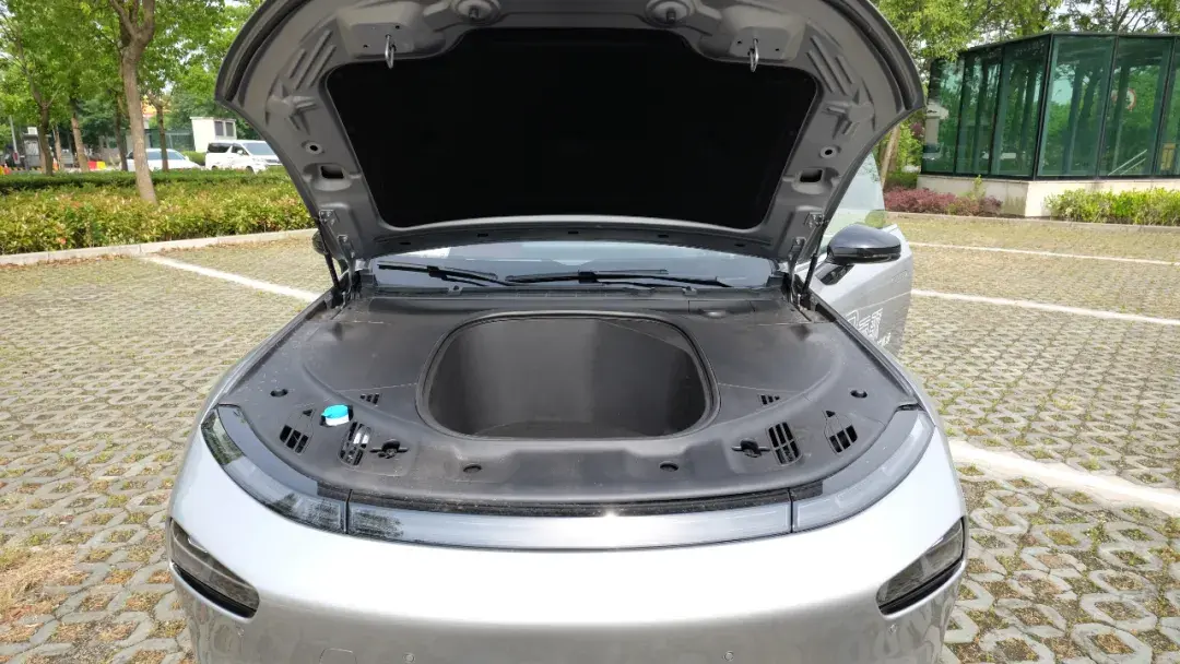 由此,也奠定了小鹏p7即便只有1450的车身高度,却拥有一个不错的前备箱