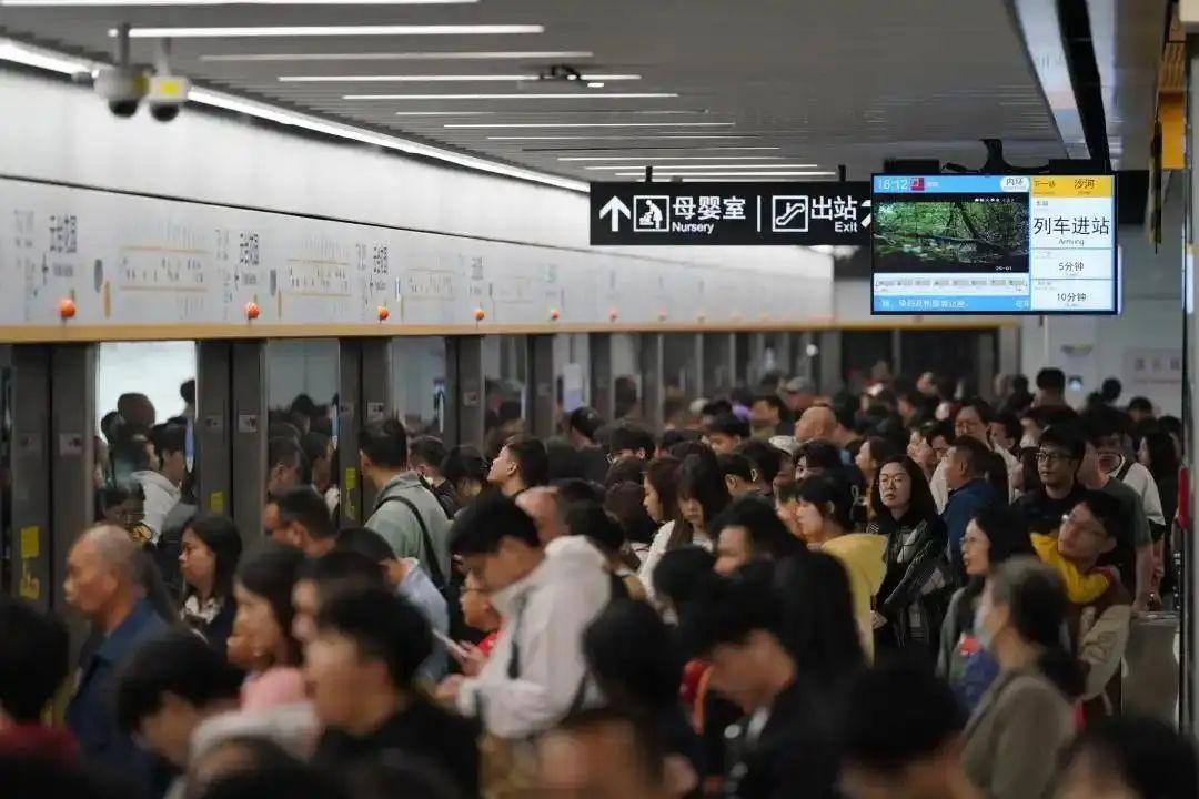 "广州地铁大变天！日均900万人挤爆，3条线路破百万，有个站一年少500万客流？未来5年更刺激..." - 知乎