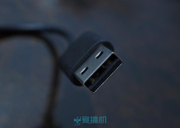小米手机4c配备了现在来看还比较少见的usb type-c接口,和一加,乐视等