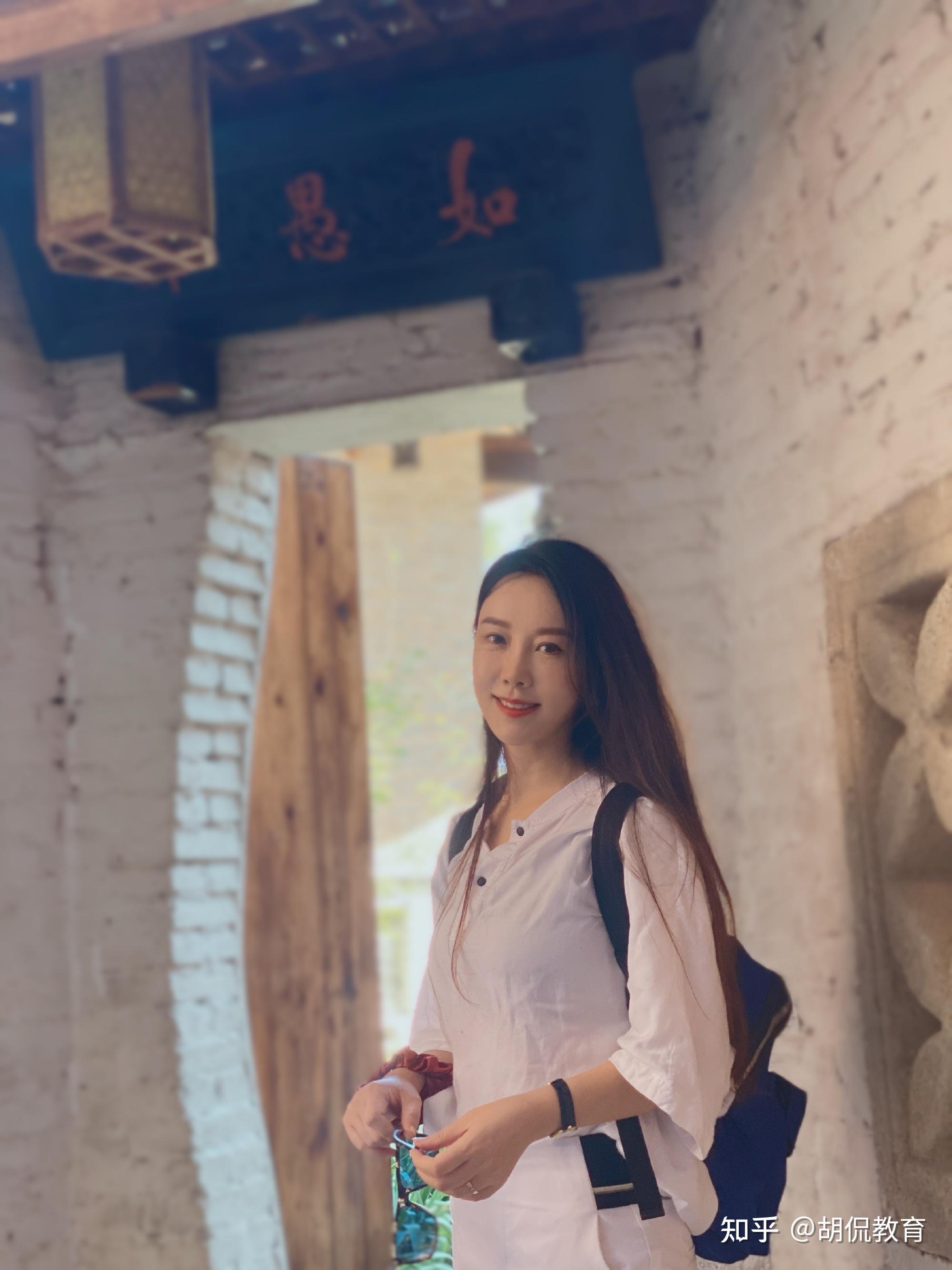 中南大学再现女神教师:肤白貌美大长腿,上课座无虚席,有颜更有才!