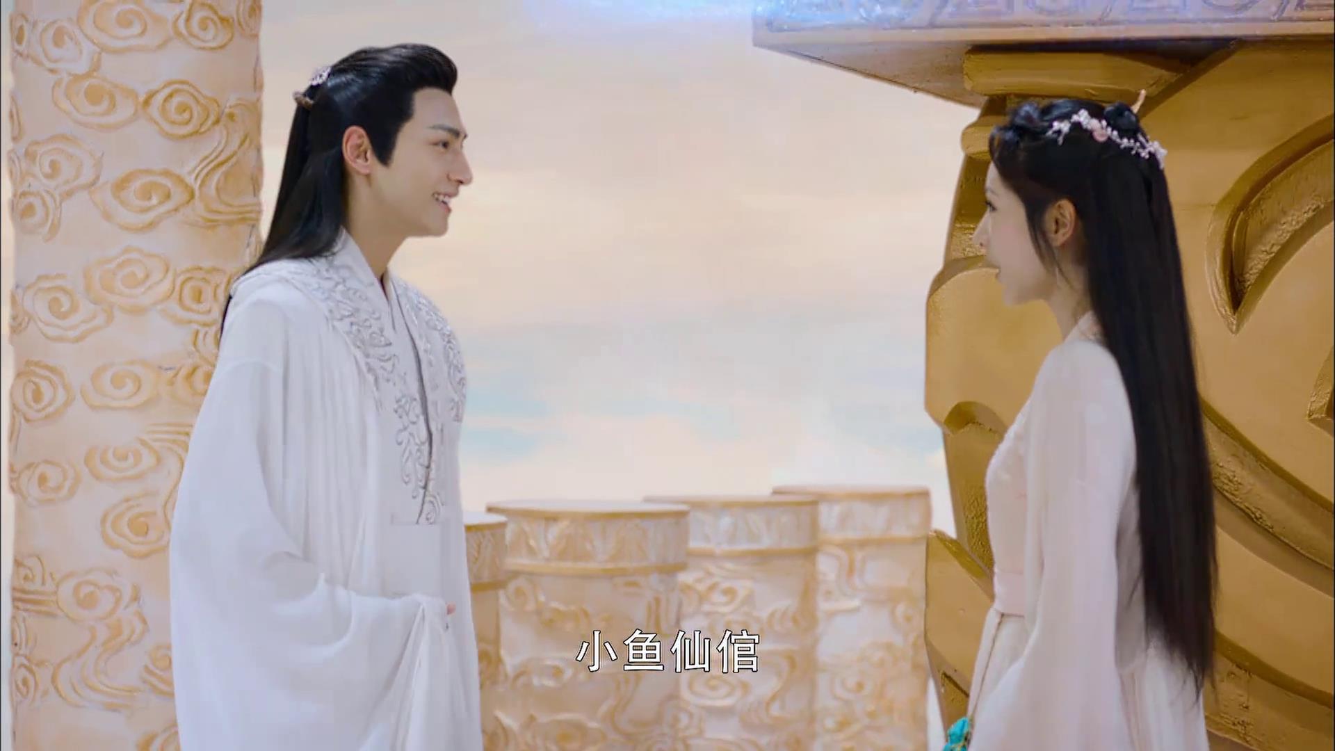 (敬业的形象太深入人心了……)润玉询问锦觅在花界有没有受到为难,再