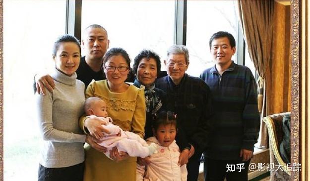 51岁央视管彤晒和儿子坐三轮车素颜蹲坐车厢真实满厢蔬菜惹眼
