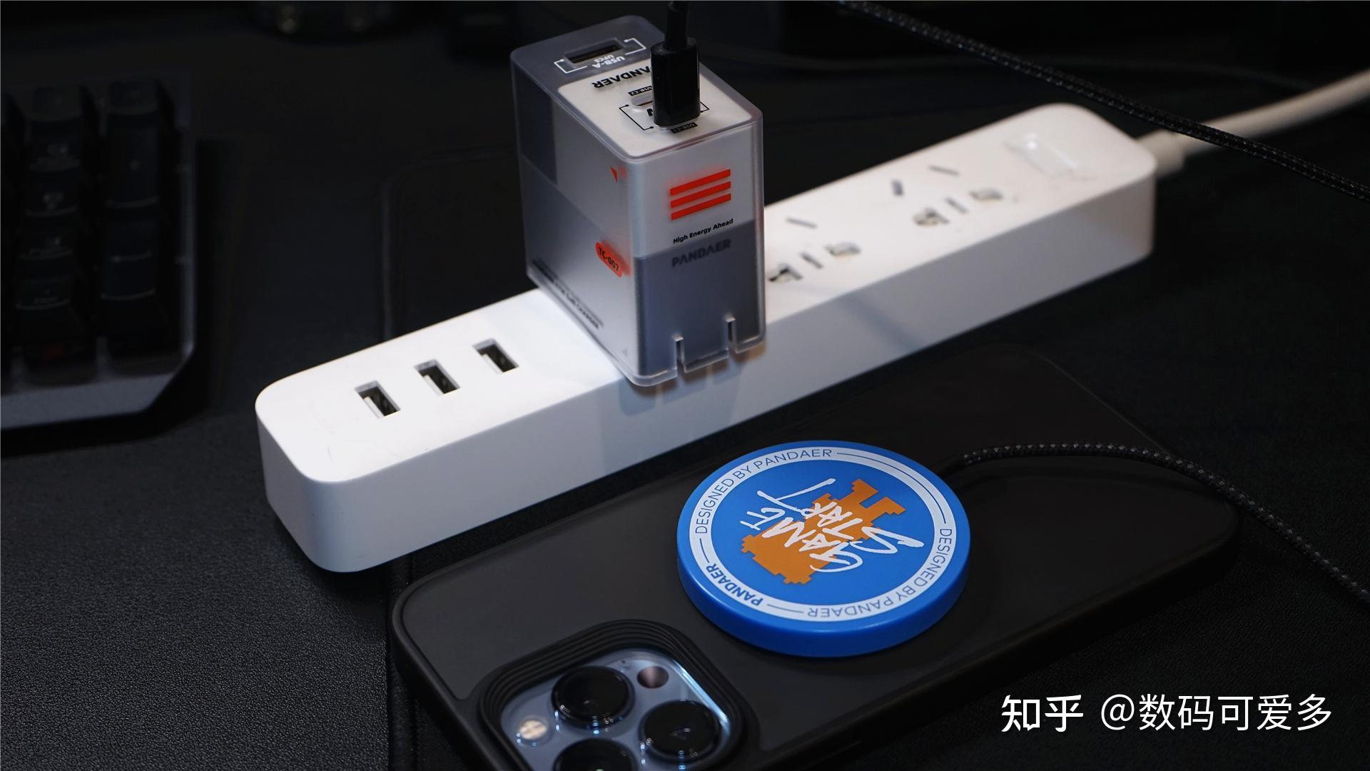 潮流单品3口多协议高效快充魅族pandaer67w氮化镓充电器