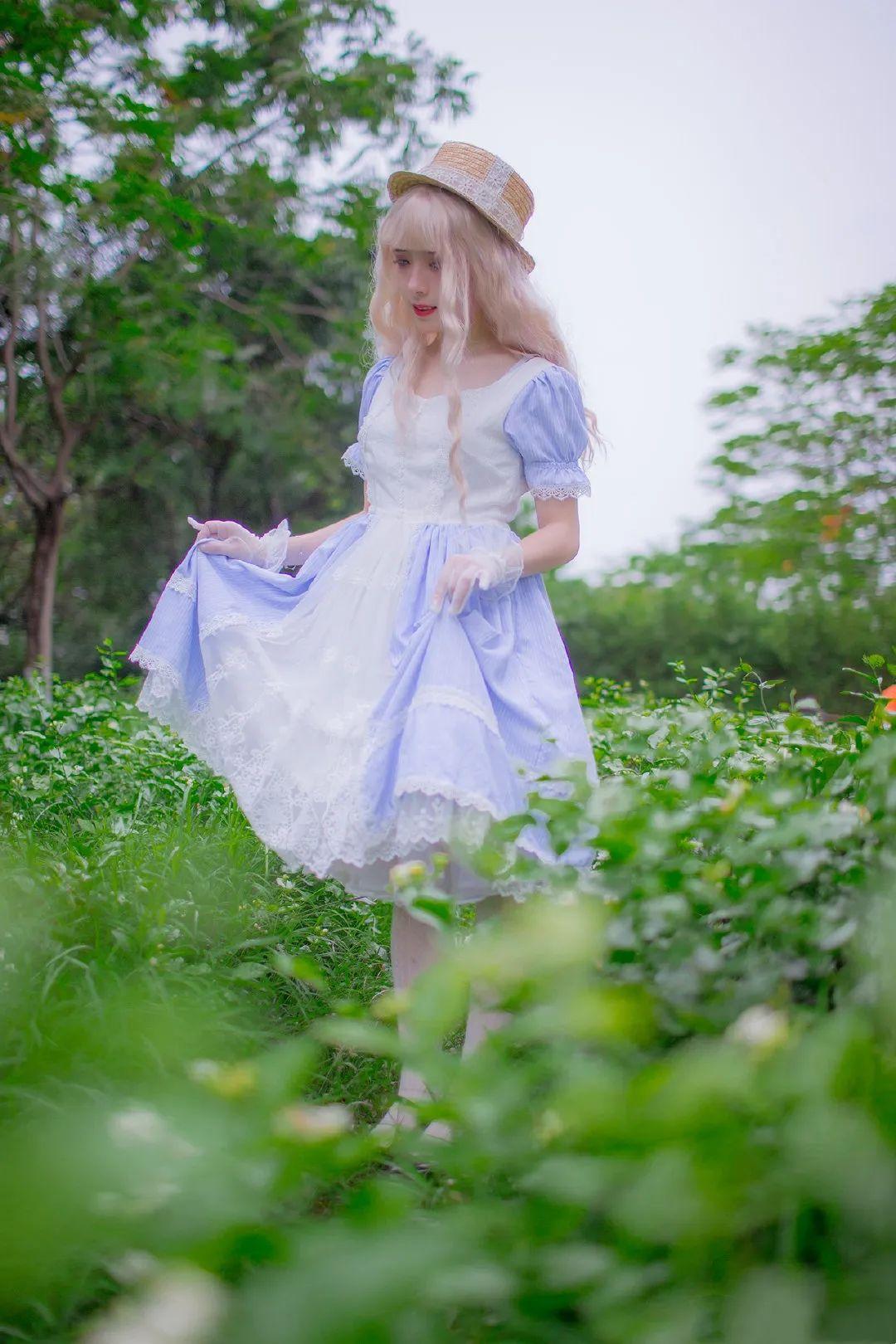 童话风软萌lo娘公主裙上点缀绸带蝴蝶结银发卷毛如仙境爱丽丝