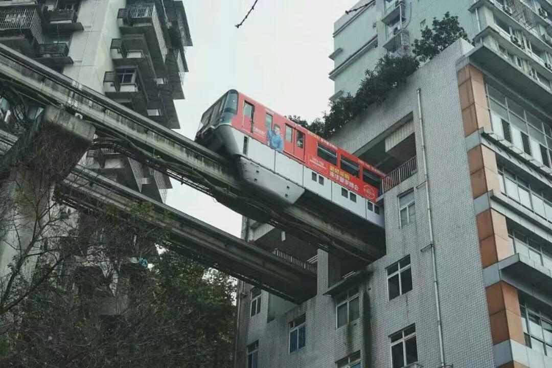 而过,网红必打卡景点九龙坡区黄桷坪街4号-附5号【地点】免费【门票】